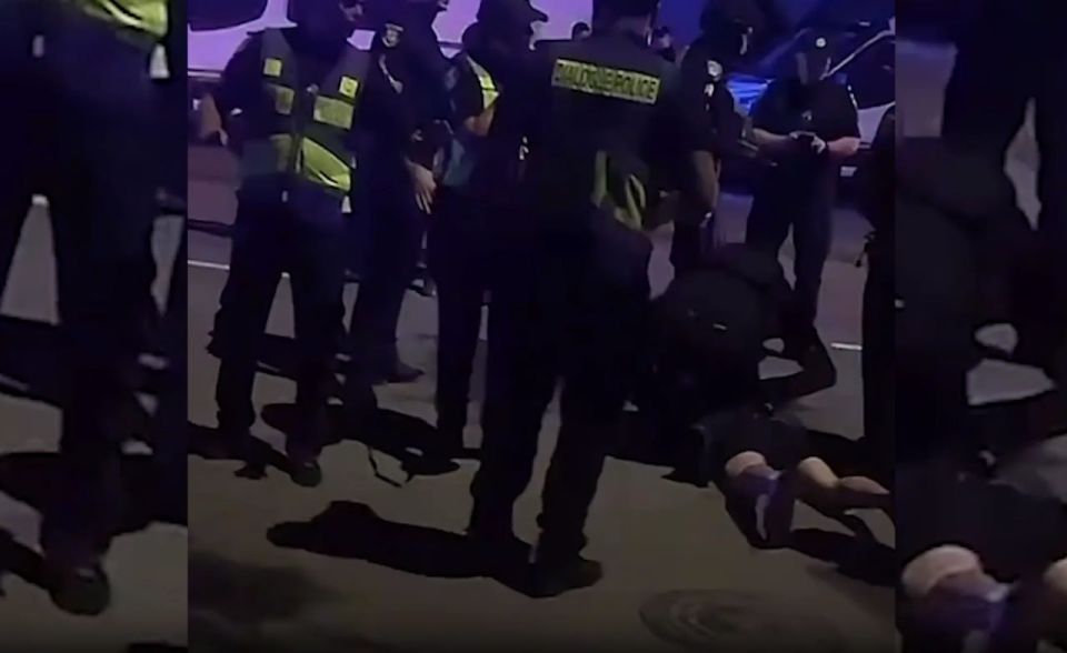 Бабский бунт в Виннице против ТЦК: полицаи травили женщин газом Бабский бунт в Виннице против ТЦК: полицаи травили женщин газом