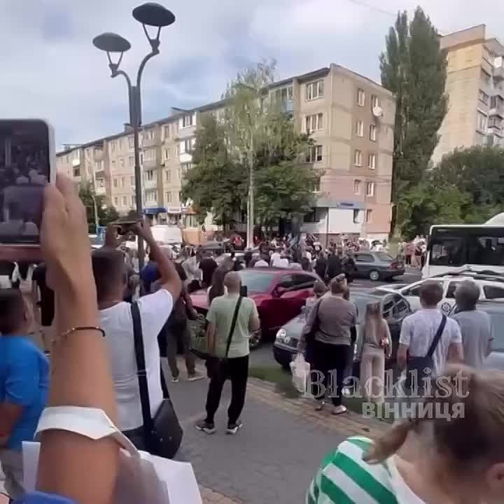 В Виннице после попытки силовой мобилизации собрался митинг против ТЦК, сообщают местные паблики