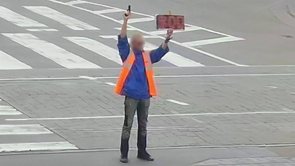 Сегодня в Виннице мужчина с пистолетом останавливал автомобили во время "минуты молчания"