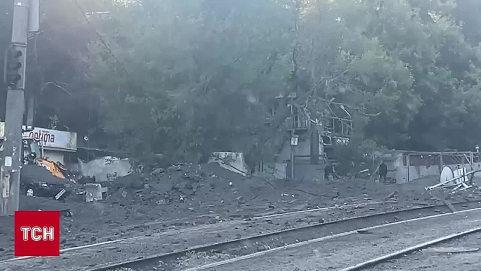 28 августа 2025 года.. • 00:15 Смела Черкасской области - взрыв. Герань/Гербера