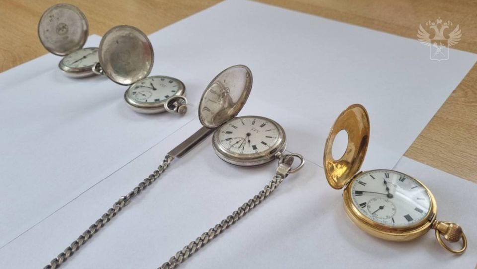 Несколько антикварных карманных часов обнаружили минераловодские таможенники у россиянина, летевшего в Турцию, рассказали в ФТС