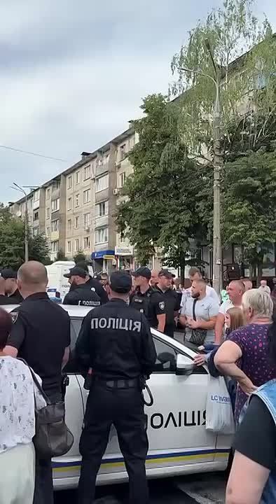 В Виннице толпа отбила очередного "призывника" у полицаев