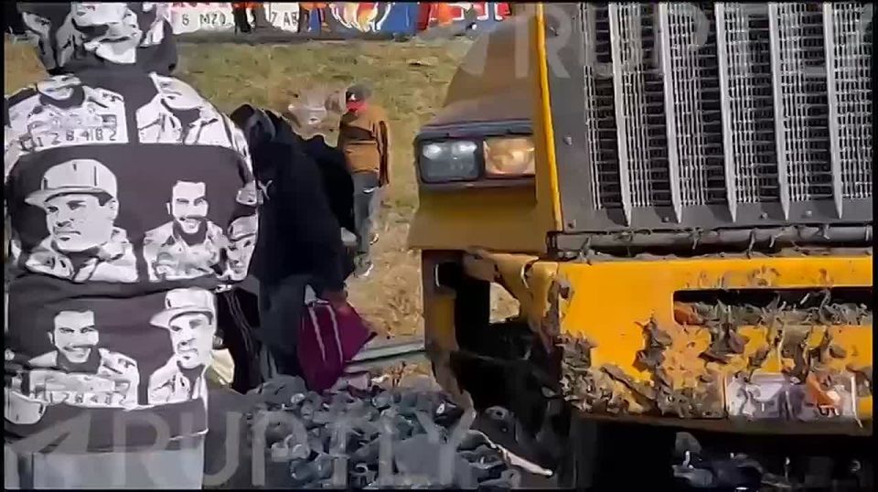 В Мексике перевернулся грузовик с 60 тоннами пива — и трасса в Экатепеке мгновенно превратилась в самый большой бар под открытым небом