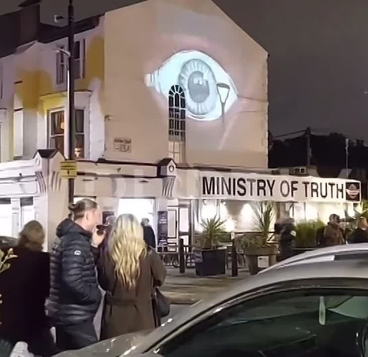В Нью-Брайтоне открылся бар «Джордж Оруэлл», с фасада которого за городом следит «Большой Брат» — британский премьер Кир Стармер!