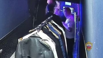 Женщина пырнула ножом сотрудника караоке-бара в центре Москвы — её задержали