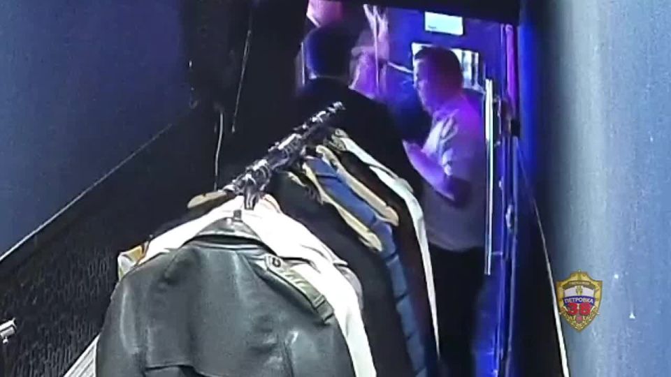 Женщина пырнула ножом сотрудника караоке-бара в центре Москвы — её задержали