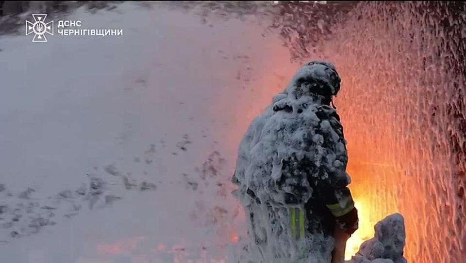 Кадры масштабного пожара в Чернигове после утреннего удара