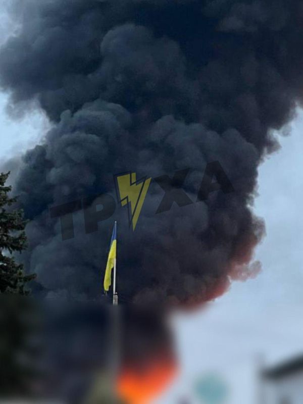 Кадры масштабного пожара в Чернигове после утреннего удара Кадры масштабного пожара в Чернигове после утреннего удара