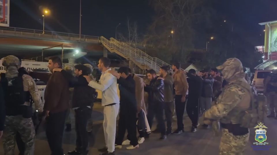 За одну ночь полиция выявила в Тюмени 12 нелегальных мигрантов и бар, где алкоголь продавался без лицензии