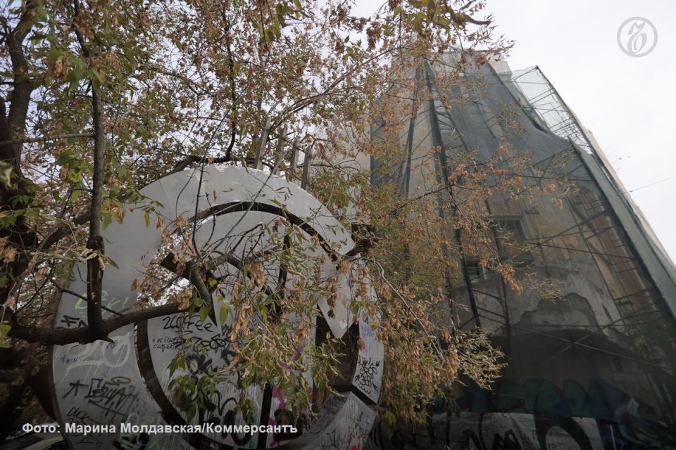 Объект культурного наследия «Здание Госстраха» в переулке Банковский за администрацией Екатеринбурга выставили на продажу