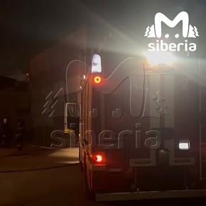 Несколько машин пострадали из-за пожара на пекарне в Новосибирске