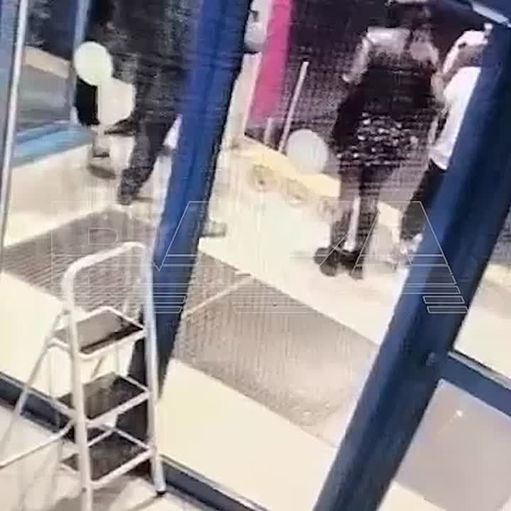 Жесткая драка возле московского клуба — охрана и посетители устроили бойню в Митино из-за спора на фейсконтроле