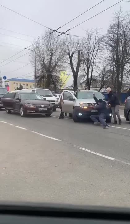 Машина ТЦК несколько раз сбила человека и протащила его, а после скрылась