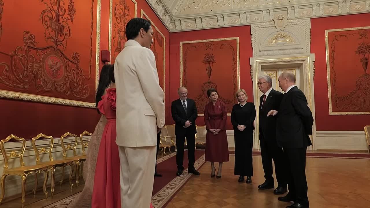 Путин и Токаев пообщались с казахстанскими артистами после гала-концерта в Большом театре