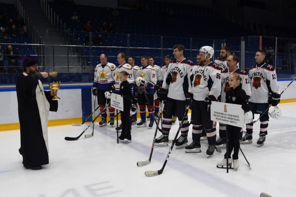 В Новосибирске стартовал Турнир по хоккею с шайбой, посвященный 35-летию МЧС России В Новосибирске стартовал Турнир по хоккею с шайбой, посвященный 35-летию МЧС России