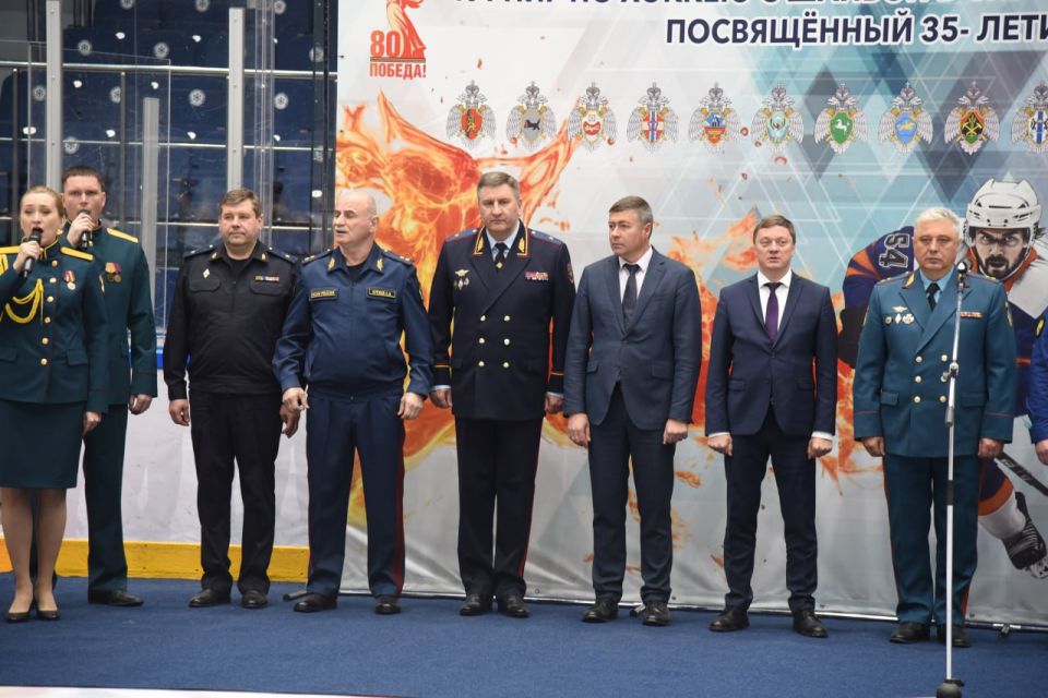 В Новосибирске стартовал Турнир по хоккею с шайбой, посвященный 35-летию МЧС России В Новосибирске стартовал Турнир по хоккею с шайбой, посвященный 35-летию МЧС России