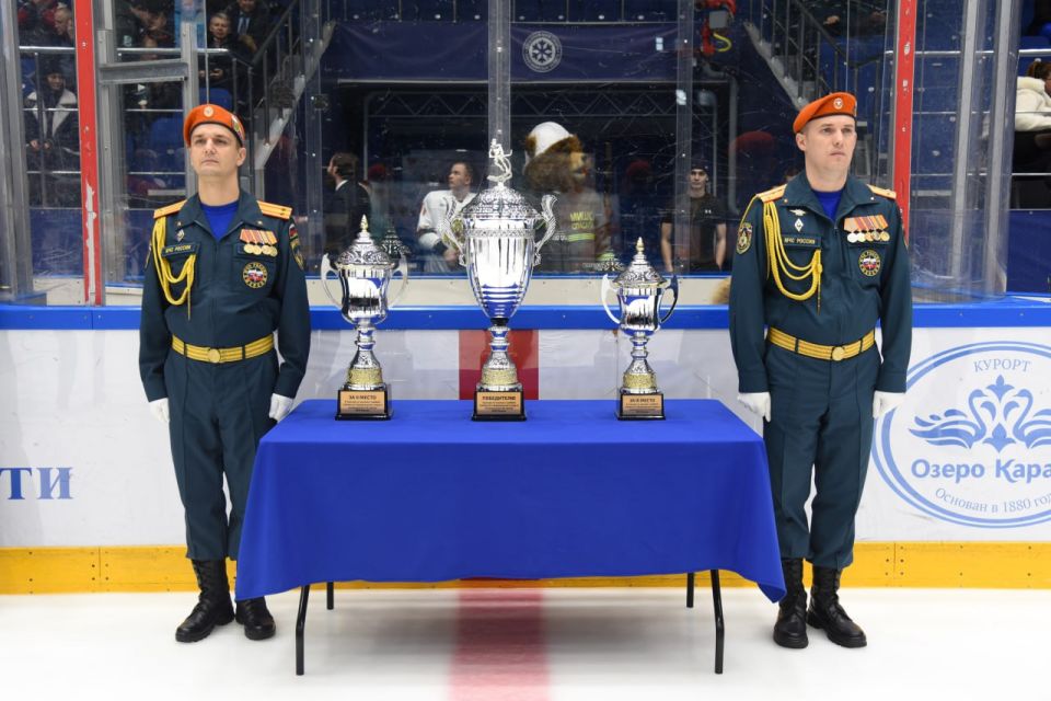 В Новосибирске стартовал Турнир по хоккею с шайбой, посвященный 35-летию МЧС России В Новосибирске стартовал Турнир по хоккею с шайбой, посвященный 35-летию МЧС России