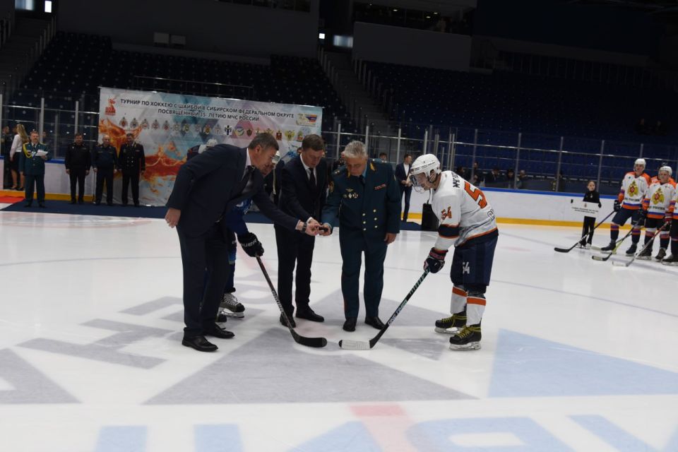 В Новосибирске стартовал Турнир по хоккею с шайбой, посвященный 35-летию МЧС России В Новосибирске стартовал Турнир по хоккею с шайбой, посвященный 35-летию МЧС России