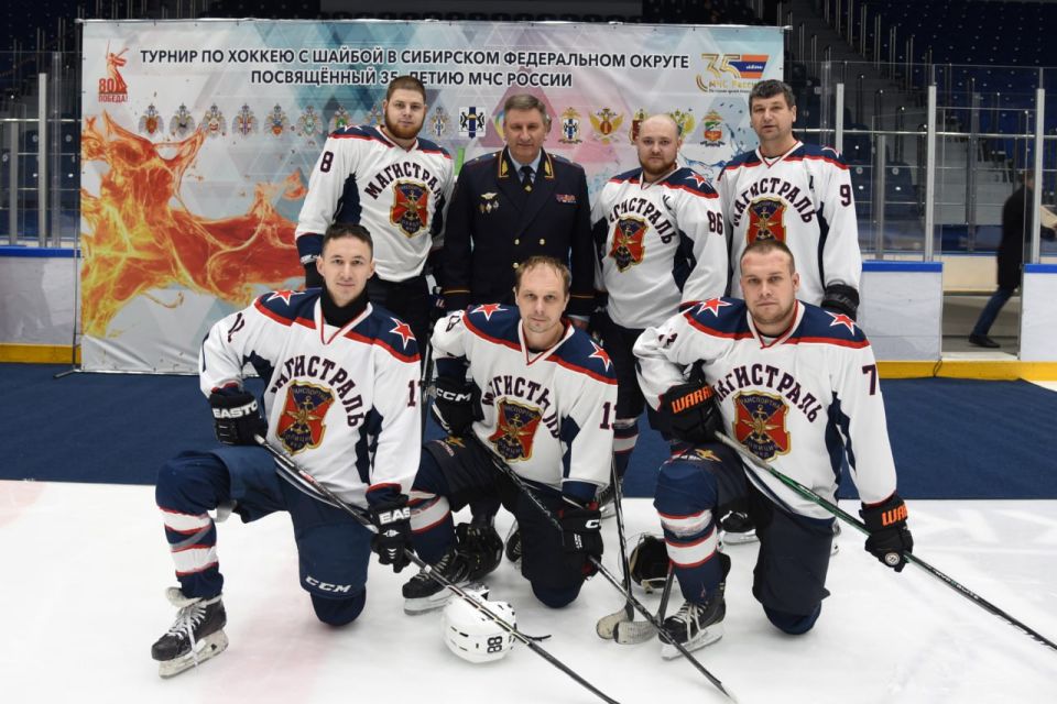 В Новосибирске стартовал Турнир по хоккею с шайбой, посвященный 35-летию МЧС России В Новосибирске стартовал Турнир по хоккею с шайбой, посвященный 35-летию МЧС России