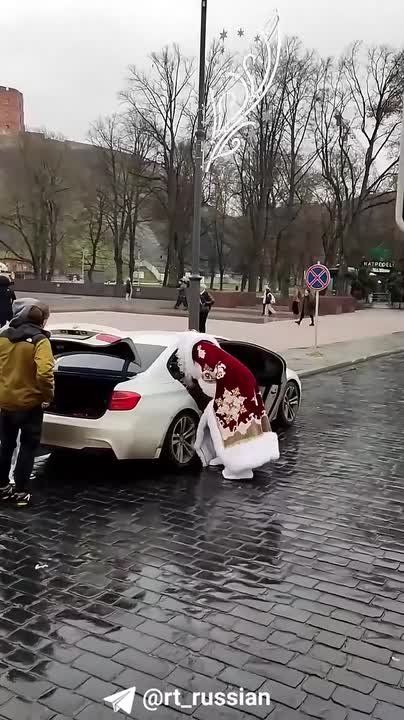 Дед Мороз, разгуливающий по улицам Вильнюса, разделил литовцев на два лагеря