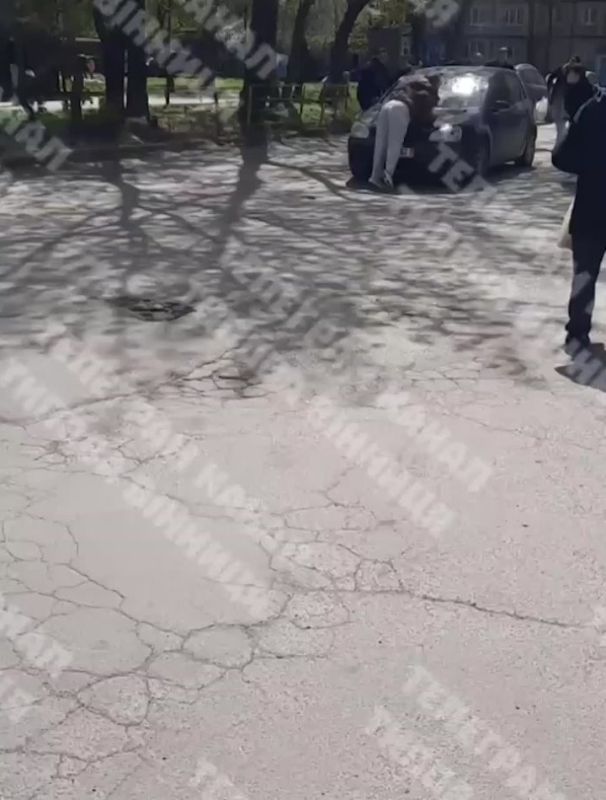 В Виннице женщина с монтировкой запрыгнула на капот машины ТЦКшников и пыталась разбить лобовое стекло, чтобы спасти мужа