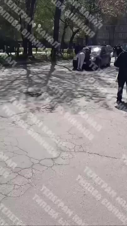 В Виннице женщина с монтировкой запрыгнула на авто людоловов пытаясь остановить могилизацию своего мужа
