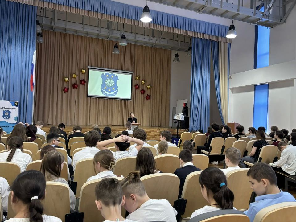 #Сообщигдеторгуютсмертью. «Сообщи, где торгуют смертью»: транспортные полицейские аэропорта Шереметьево провели урок правовой грамотности для гимназистов В рамках Общероссийской антинаркотической акции «Сообщи, где торгуют...