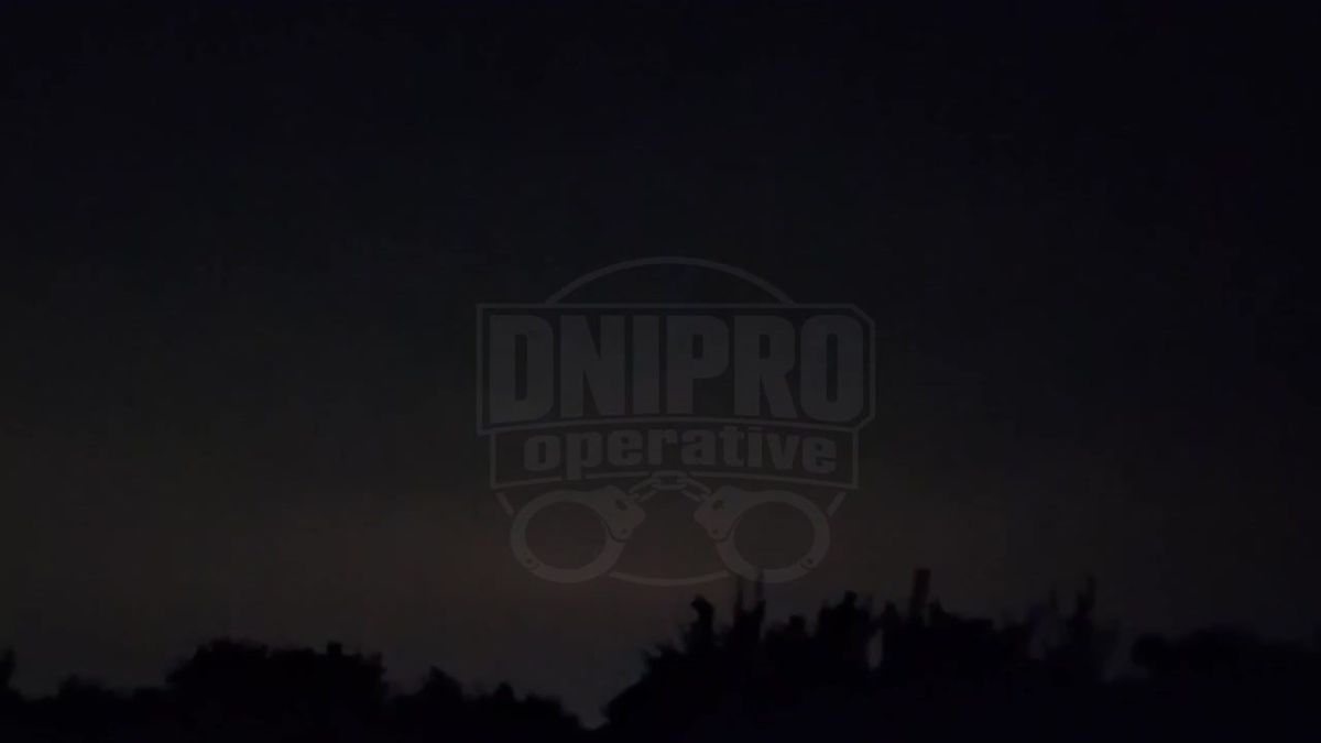 Яркая вспышка и взрыв: момент ночного прилёта в пригороде Днепропетровска публикуют в сети