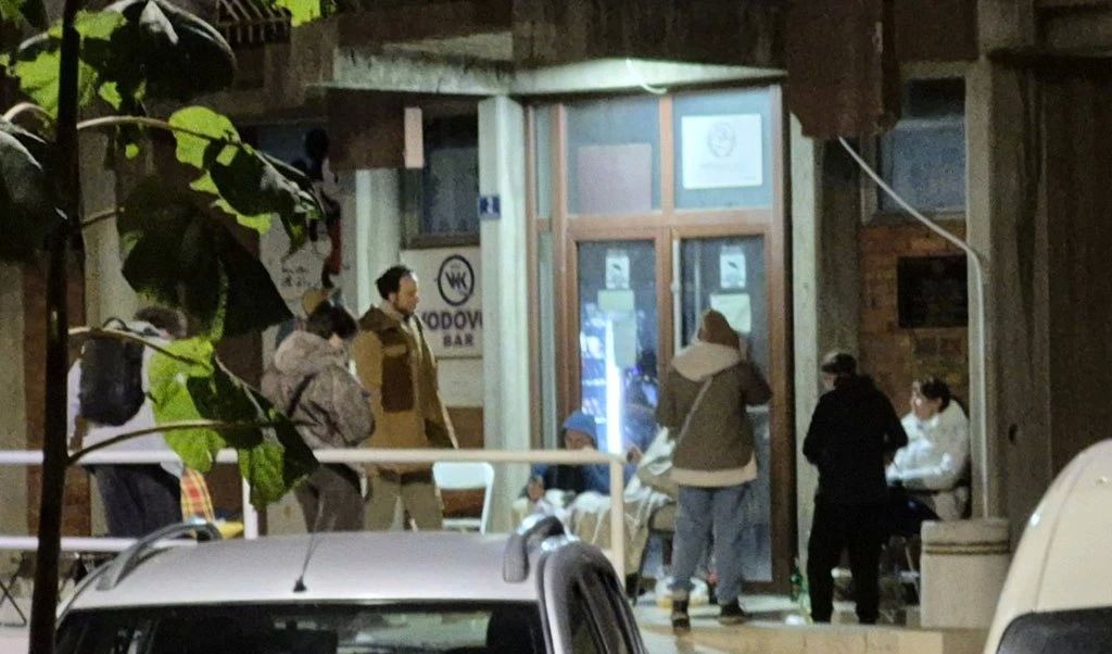 Черногория издевается над русскими: визовый режим вызвал дикие очереди перед отделами МВД, выдающими внж Черногория издевается над русскими: визовый режим вызвал дикие очереди перед отделами МВД, выдающими внж